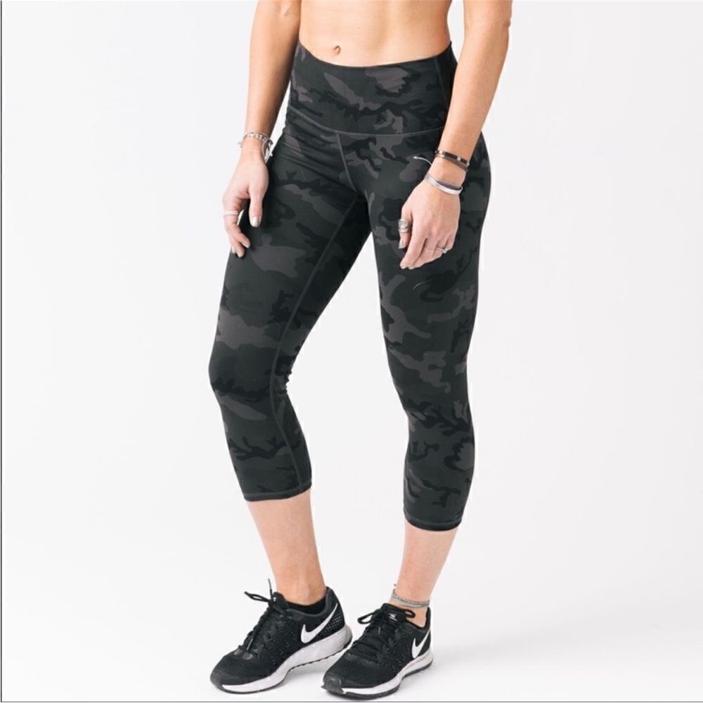EUC ZYIA CAPRI LEGGINGS FOREST CAMP LUXE SIZE 6-8
